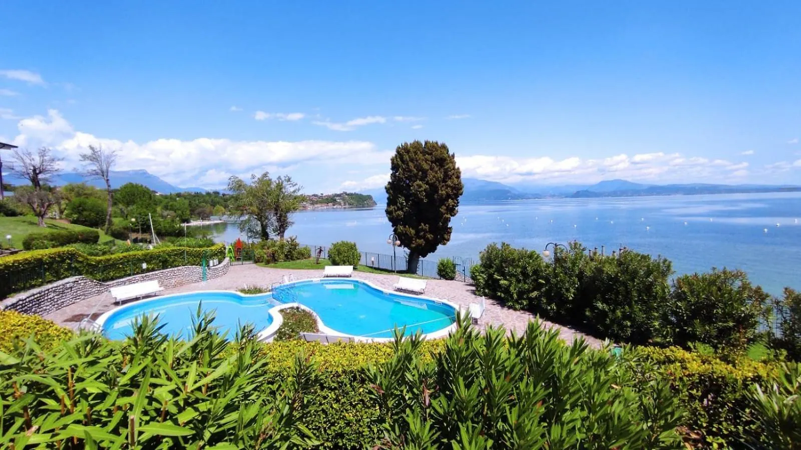 Front Lake Amazing View Манерба-дель-Гарда Апартаменты